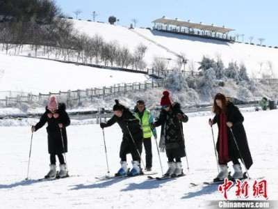 嘉兴游客成为首批体验滑雪者夏鹏飞摄天荒坪滑雪节今日开幕