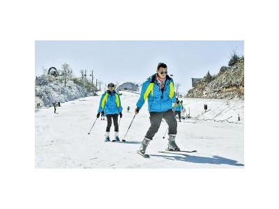 江南天池景区滑雪场迎来今冬首次开滑“冰雪皇后”领舞