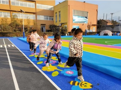 进行幼儿园活动场地翻新的预算是多少？如何降低预算