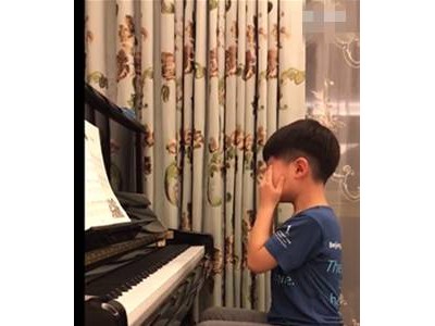 胡可晒nili安吉练琴视频，网友：我的少年，加油！