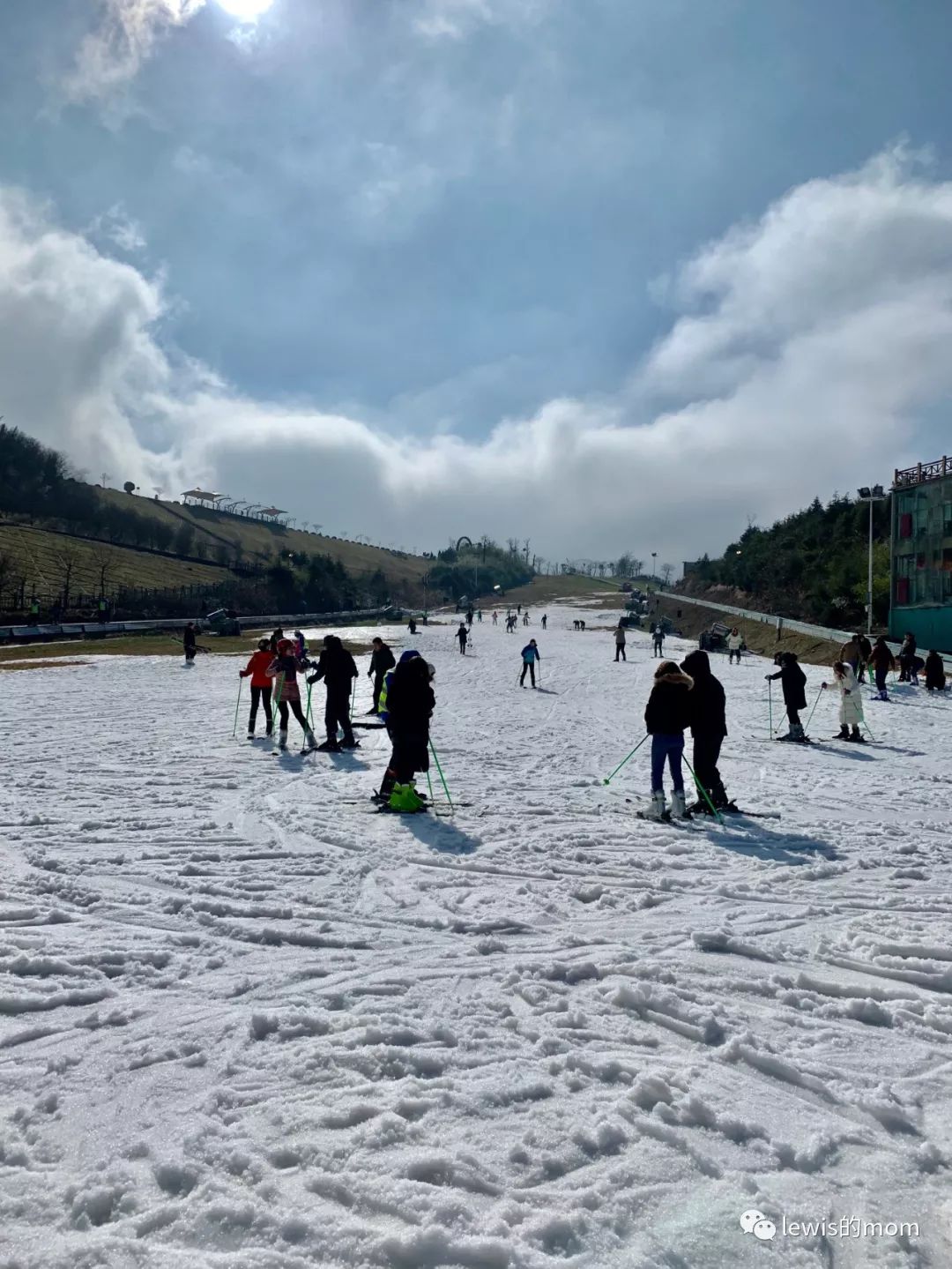 湖州安吉滑雪场_滑雪湖州安吉哪里好_湖州安吉滑雪开放时间