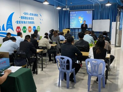 培训部总监主持开班仪式邓总监为新人介绍爱家成长历史