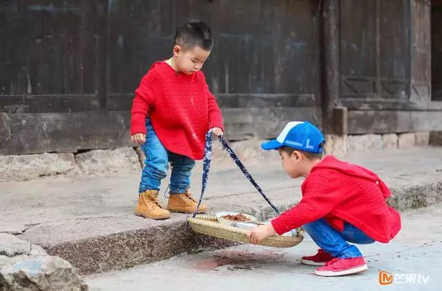 爸爸去哪儿安吉小鱼儿_安吉给小鱼儿穿鞋是哪一期_小鱼儿爸爸去哪