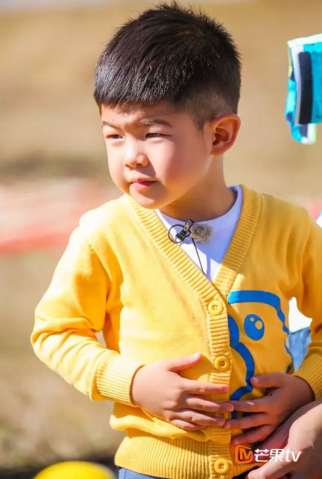 爸爸去哪儿安吉小鱼儿_安吉给小鱼儿穿鞋是哪一期_小鱼儿爸爸去哪