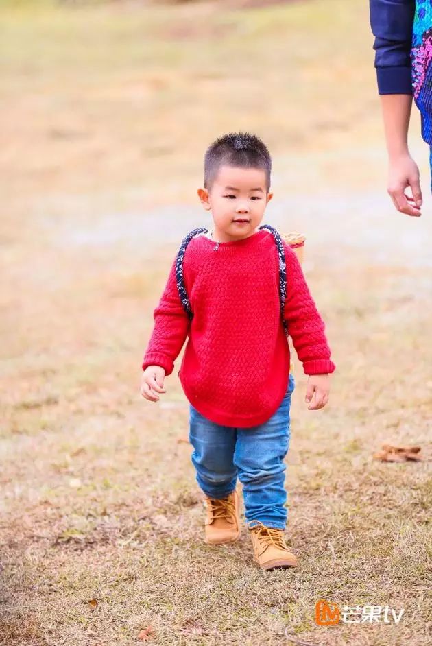 爸爸去哪儿安吉小鱼儿_小鱼儿爸爸去哪_安吉给小鱼儿穿鞋是哪一期