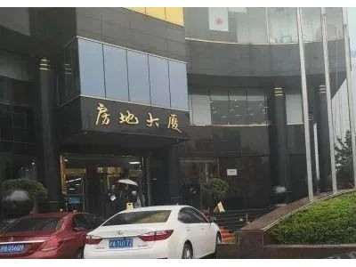 交易中心院子里自带停车场，能停几十部车子，最重要是免费！
