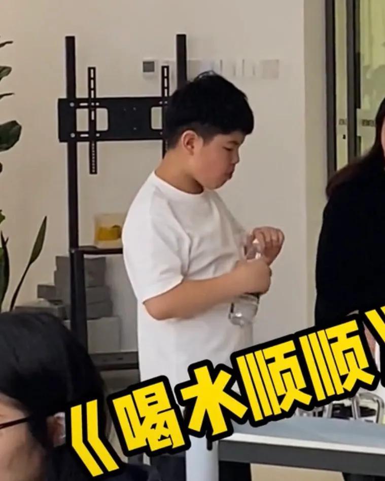 胡可晒出安吉近照_胡可家的安吉几岁了_安吉说胡可都四十多了