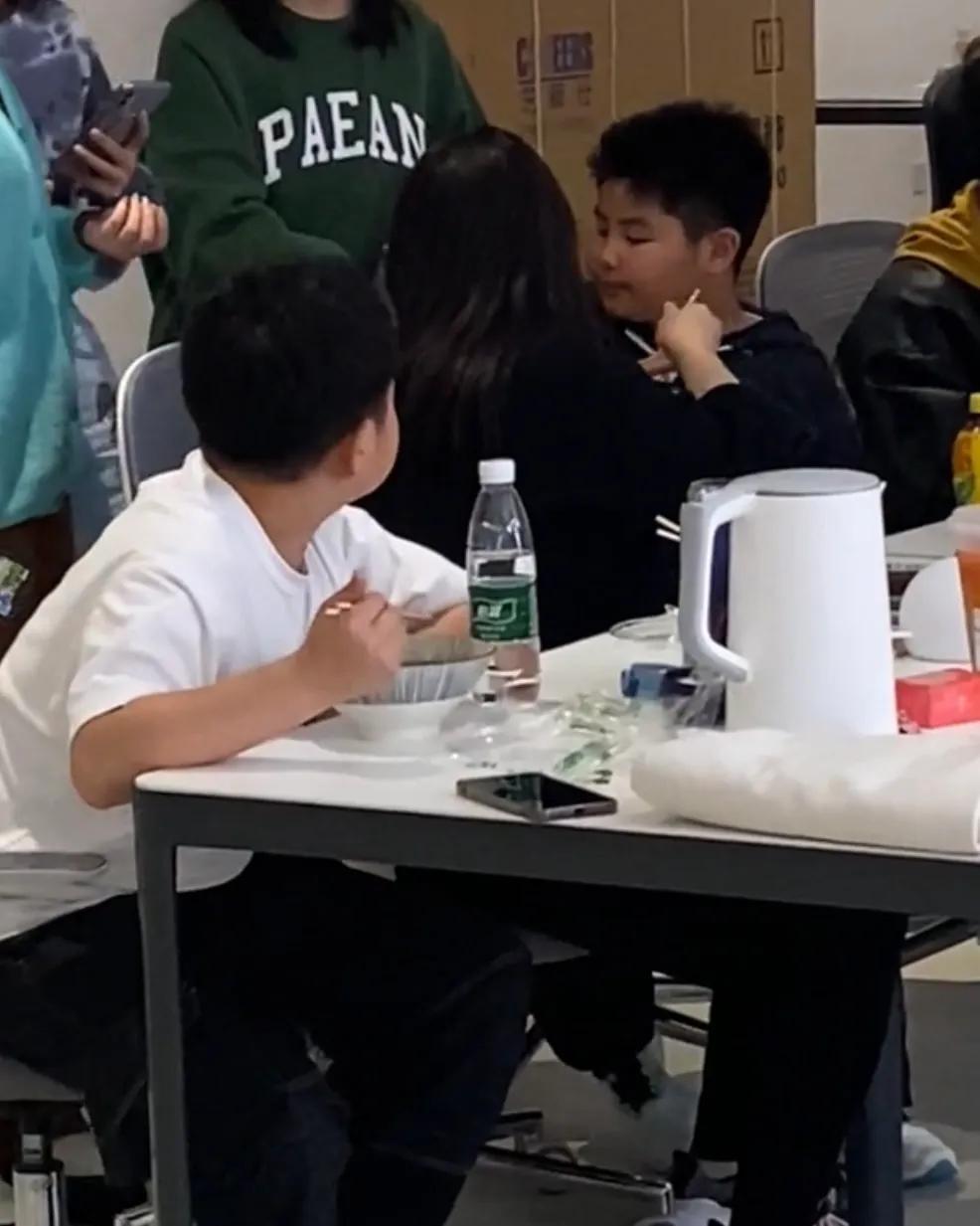 胡可家的安吉几岁了_安吉说胡可都四十多了_胡可晒出安吉近照