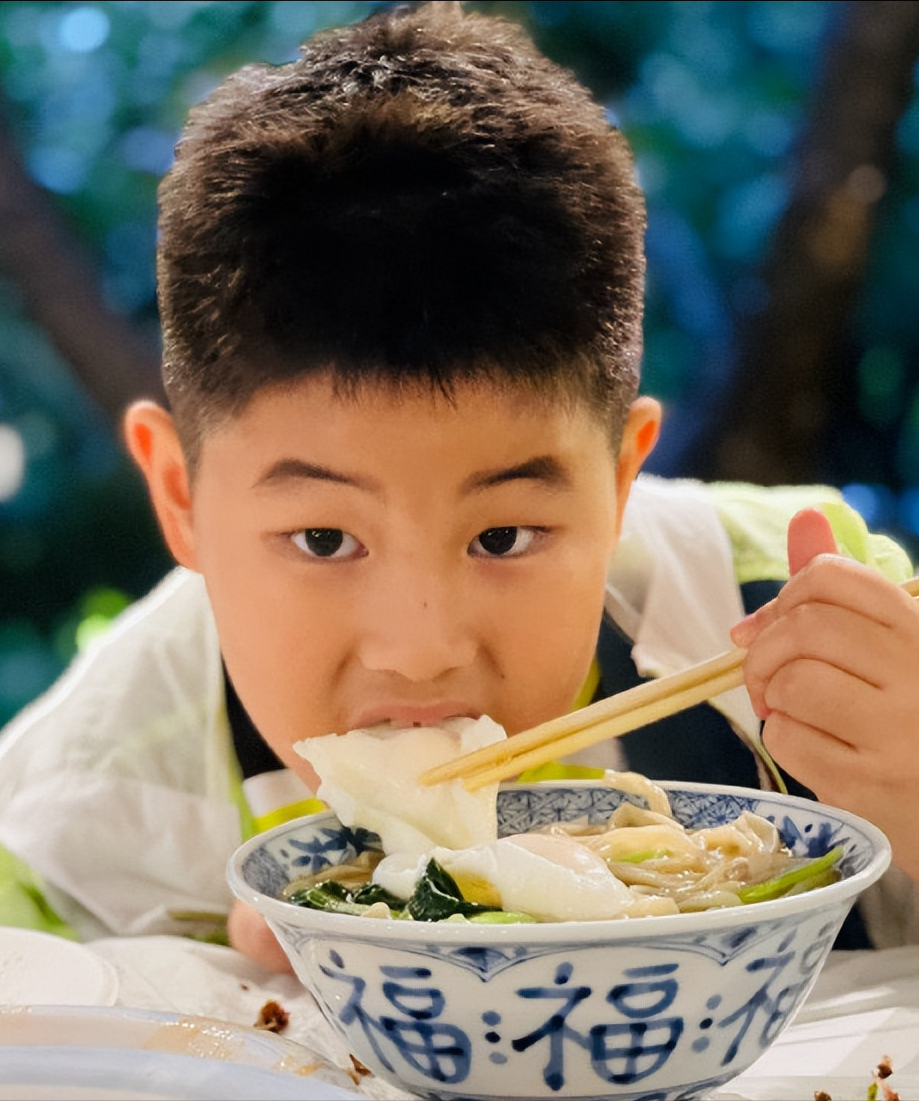 胡可家的安吉几岁了_胡可晒出安吉近照_安吉说胡可都四十多了