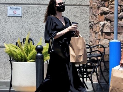 安吉丽娜朱莉与女儿一起出街街拍依旧有女神范儿