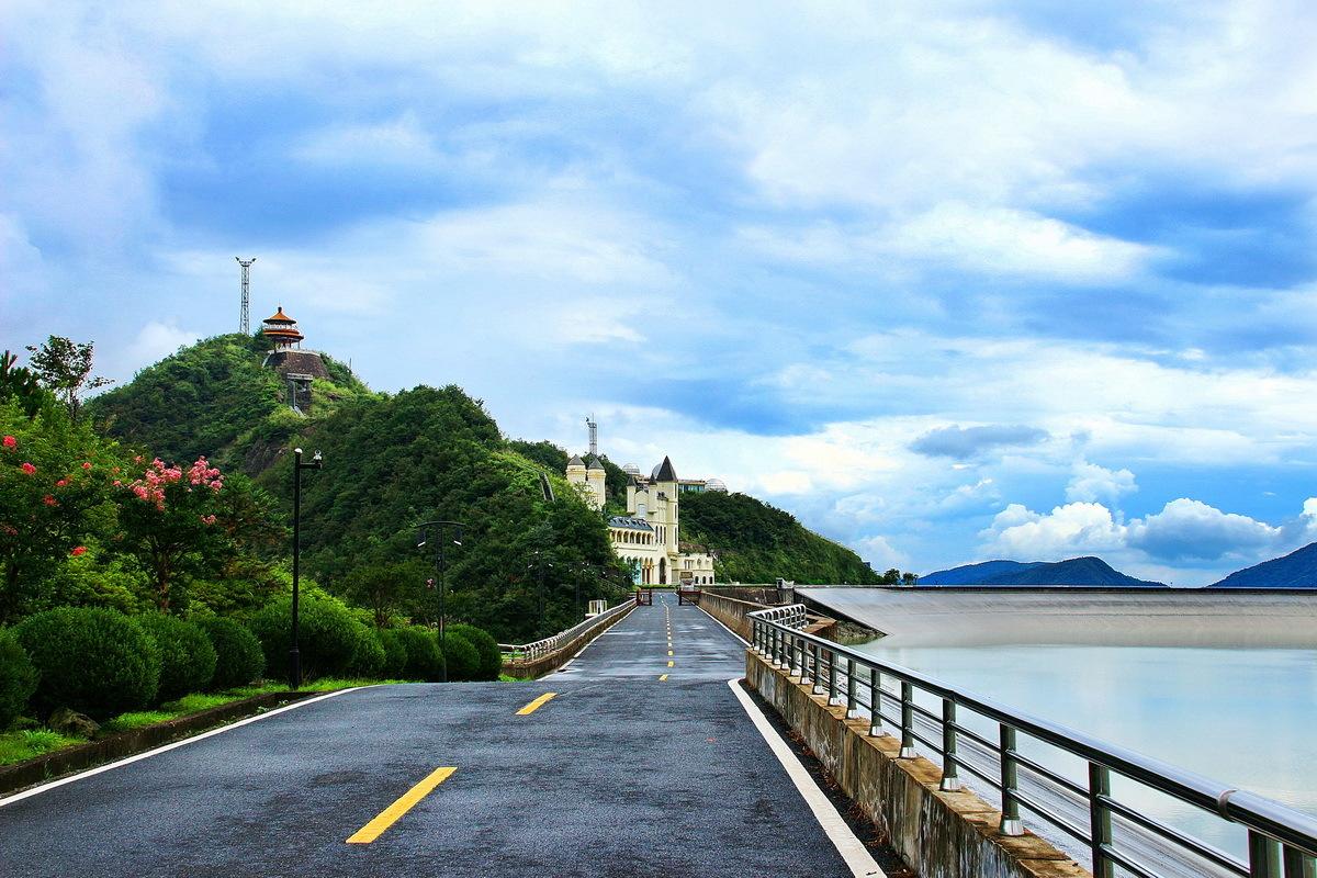 安吉的藏龙瀑布_安吉藏龙百瀑漂流_安吉漂流大峡谷