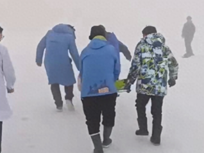 滑雪场上的“鱼雷”小孩姐铲倒肇事者