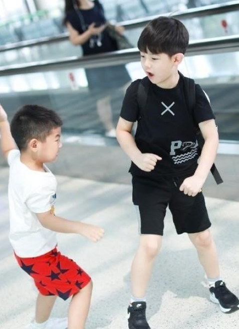 小鱼儿和安吉的综艺节目_安吉三打小鱼儿视频_安吉给小鱼儿穿鞋是哪一期