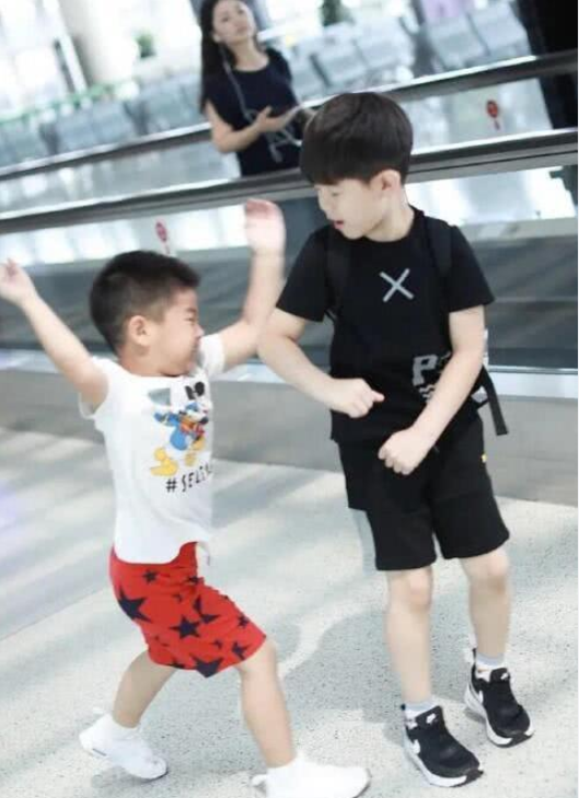 安吉三打小鱼儿视频_小鱼儿和安吉的综艺节目_安吉给小鱼儿穿鞋是哪一期