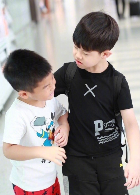 安吉三打小鱼儿视频_安吉给小鱼儿穿鞋是哪一期_小鱼儿和安吉的综艺节目
