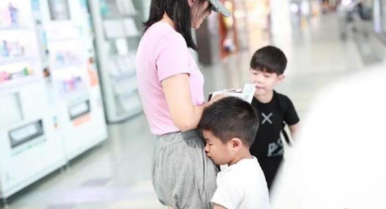 安吉三打小鱼儿视频_安吉给小鱼儿穿鞋是哪一期_小鱼儿和安吉的综艺节目