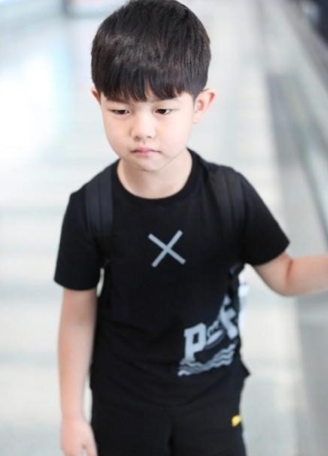 小鱼儿和安吉的综艺节目_安吉三打小鱼儿视频_安吉给小鱼儿穿鞋是哪一期