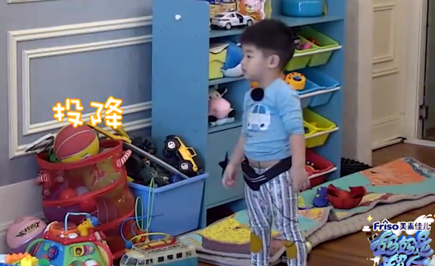 安吉三打小鱼儿视频_小鱼儿和安吉的综艺节目_安吉小鱼儿2020视频