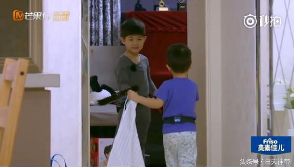 安吉三打小鱼儿视频_安吉打小鱼儿搞笑视频_小鱼儿安吉打架