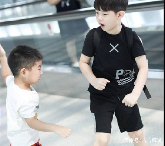 安吉三打小鱼儿视频_安吉打小鱼儿搞笑视频_小鱼儿和安吉的综艺节目