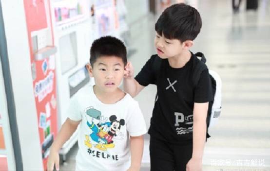 安吉三打小鱼儿视频_小鱼儿和安吉的综艺节目_安吉打小鱼儿搞笑视频