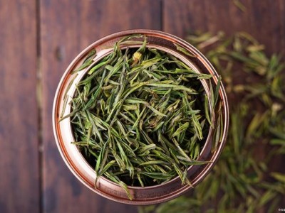 安吉白茶鉴别方法：观形、摸叶底、尝味，教你辨别好茶