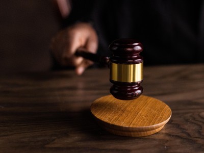 小区公共收益管理引纠纷，业委会起诉物业公司追讨收益